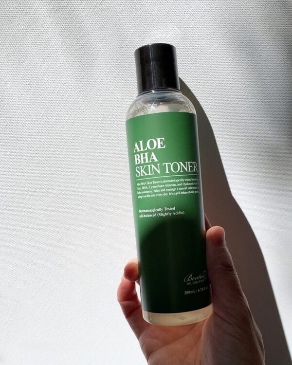Modelo sostiendo el Benton Tónico Aloe BHA Skin