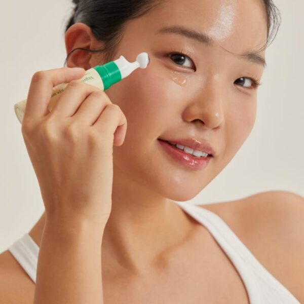 Modelo usando el AXIS-Y Vegan Collagen Eye Serum 10ml