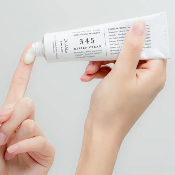 Probando la textura de la Dr Althea 345 Relief Cream