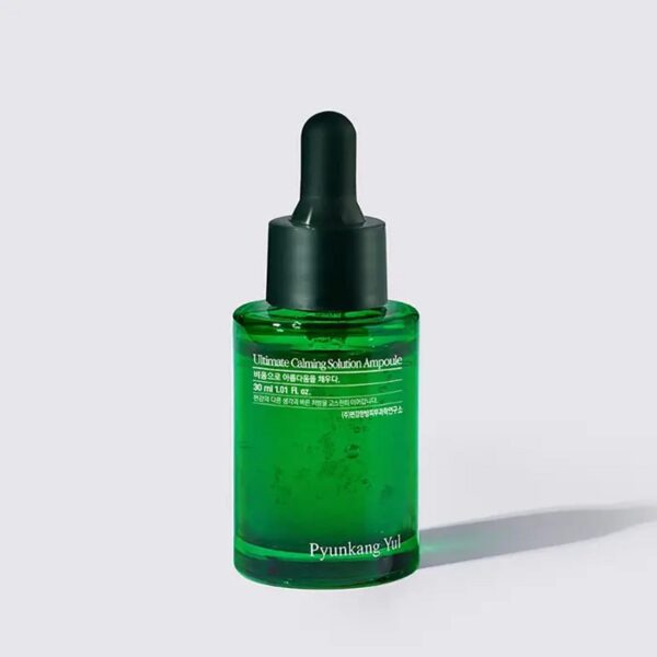 modelo usando el Pyunkang Yul Ampolla Facial Ultimate Calming Solution 30ml